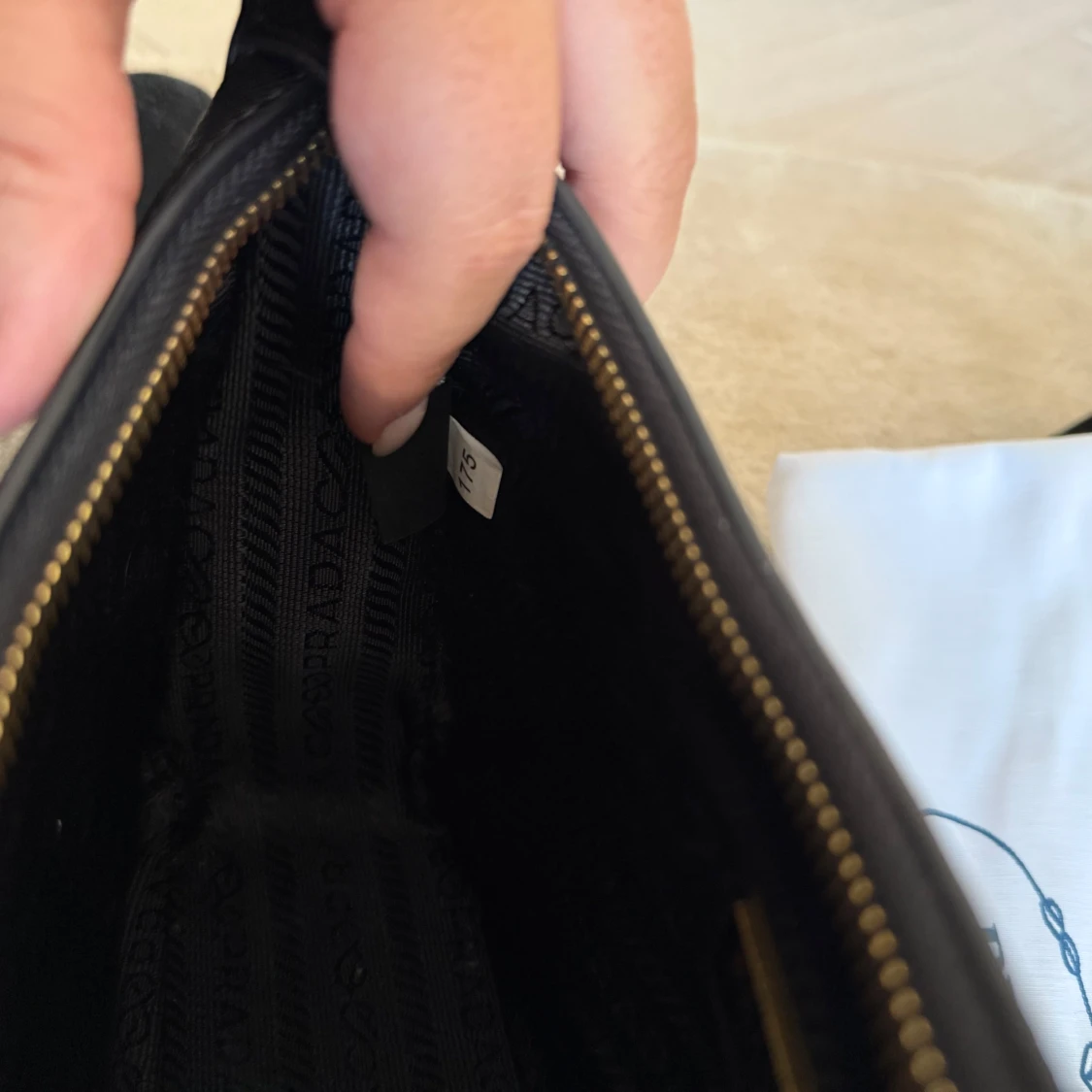 Svart axelväska från Pr*da med gulddetaljer - 3