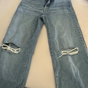 Slitna blå jeans - Har klippt dom längst ner så dom är lite kortare än när jag köpte dom. har inte testat dom på hur länge som helst så jag vet inte ifall dom passar i längden nu. annars inga defekter!