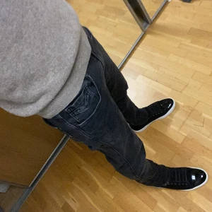 Replay anbass jeans - Tjena säljer dessa svarta replay anbass jeans i storlek 32/32 i modellen slim fit. Skicket är 9/10, de har inga defekter eller skador. Jag på bilden är 176 och väger 62kg och de passar perfekt. Tveka inte att höra av dig om du har några frågor!
