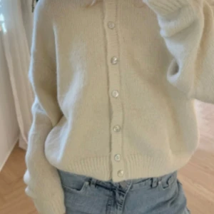 Off-white stickad kofta med knappar - Jättesnygg stickad kofta. Aldrig använt och blir skickad i original förpackningen. Köpt för 600kr