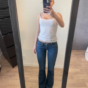 Levi's 572 Bootcut jeans - Säljer ett par lågmidjade blå Levi's 572 Bootcut jeans. Dragkedjan är lite trasig men går fortfarande att dra upp hela vägen (sista bilden). Innerbenslängden är 74 cm och  Midjemått är 35 cm! 