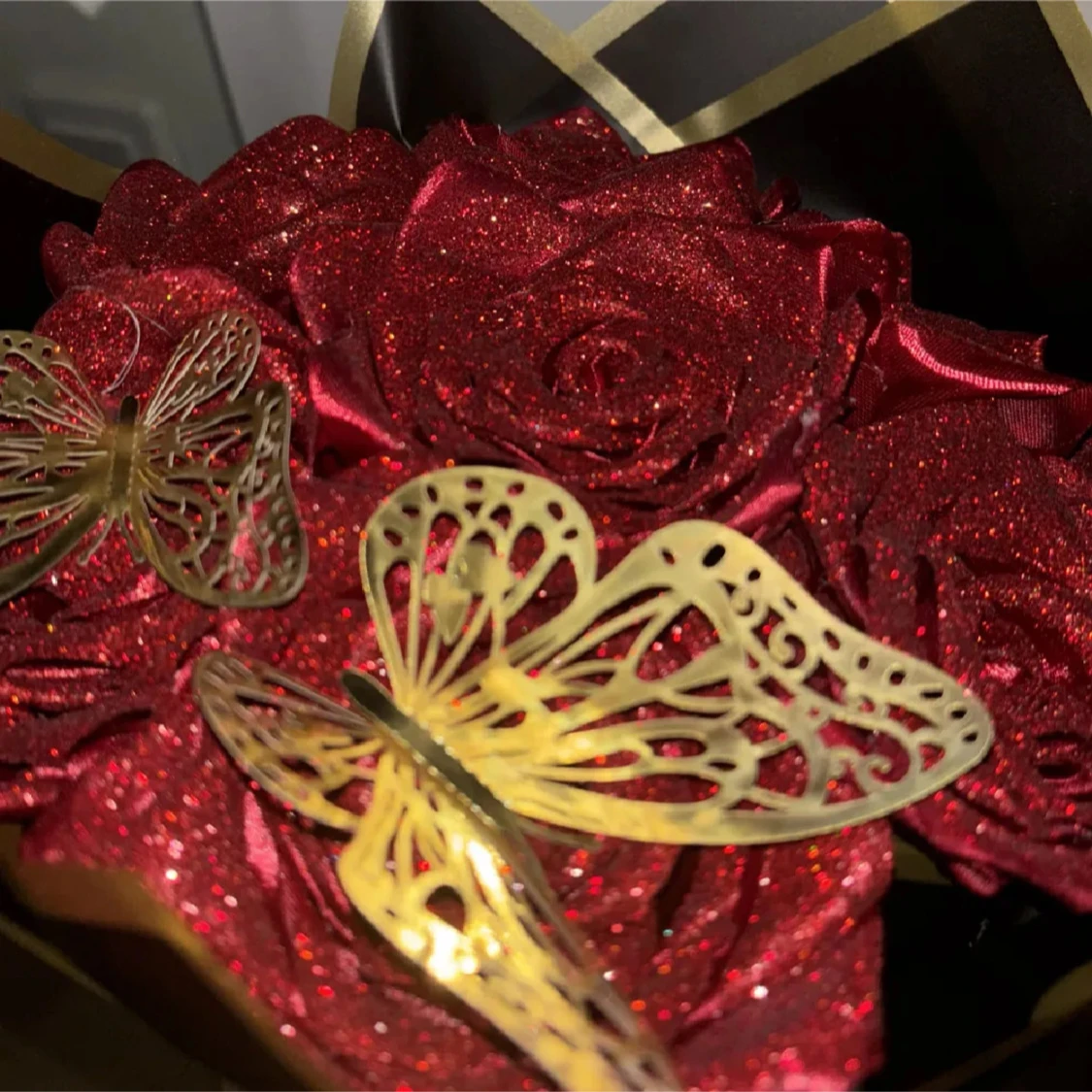 Bukett med glittriga röda rosor och dekorativa fjärilar - 1