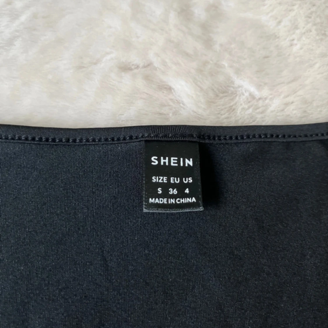 Svart topp med fyrkantig ringning från SHEIN - 3