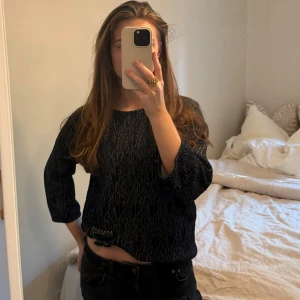 Svart croppad tröja med mönster - Säljer en svart croppad tröja.  Supersöt och passar till allt💗