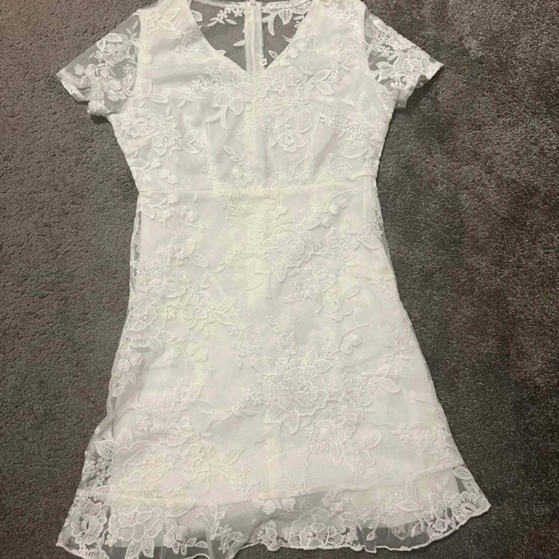 Vit klänning med blommigt mönster