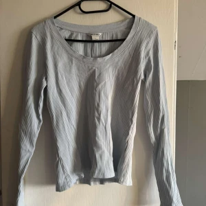 Ljusblå ribbad långärmad tröja från Monkl  - Säljer en ljusblå långärmad tröja från Monki i storlek L men känns som storlek M/S. Tröjan är ribbad och har en rund halsringning.💕