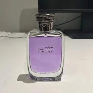 Hawas for him - Säljer en mycket unik sommarparfym med en fruktig, fräsch och stark doft. Autentisk Hawas 100ml flaska som är köpt i Dubai. Använd 1-2 gånger. Pris kan diskuteras. 