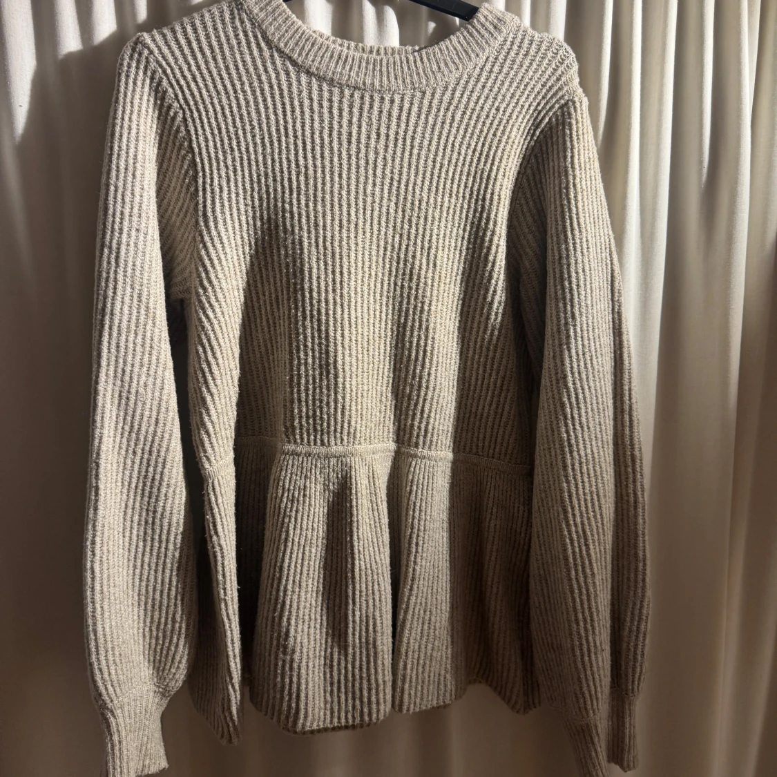 Beige stickad tröja från SAMSA Collection