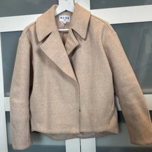 Beige kappa  - Säljer min beiga kappa från nakd eftersom att jag inte riktigt gillade hur den satt på mig och har bara använt den en gång, köpt på Vinted så den är i använt men bra skick och priset går att diskutera så klart💕