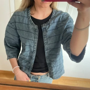 Jeansjacka   - Blå jeansjacka med trekvartsärmar