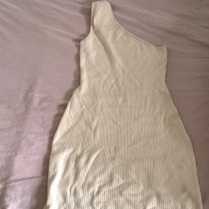 Stickad kläning - Säljer en ny oanvänd kläning, den är stickad och  stretchigt. Storlek L men passar XL och mer för att den är stretchigt