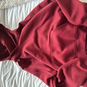 Vinröd hoodie från Gina tricot - Säljer en vinröd hoodie från Gina tricot i storlek M. Tröjan har en klassisk huva och en stor magficka framtill. Använd 1-2 gånger💗