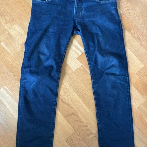 Mörkblå jeansbyxor från Jacob Cohen - Säljer mina mörkblå jeans från Jacob Cohen, modell Type 622-C. Midja 40cm| inner ben 74cm|   Ytter ben 99cm. Skick 8,5/9-10 | Hör av dig vid funderingar! //Algot
