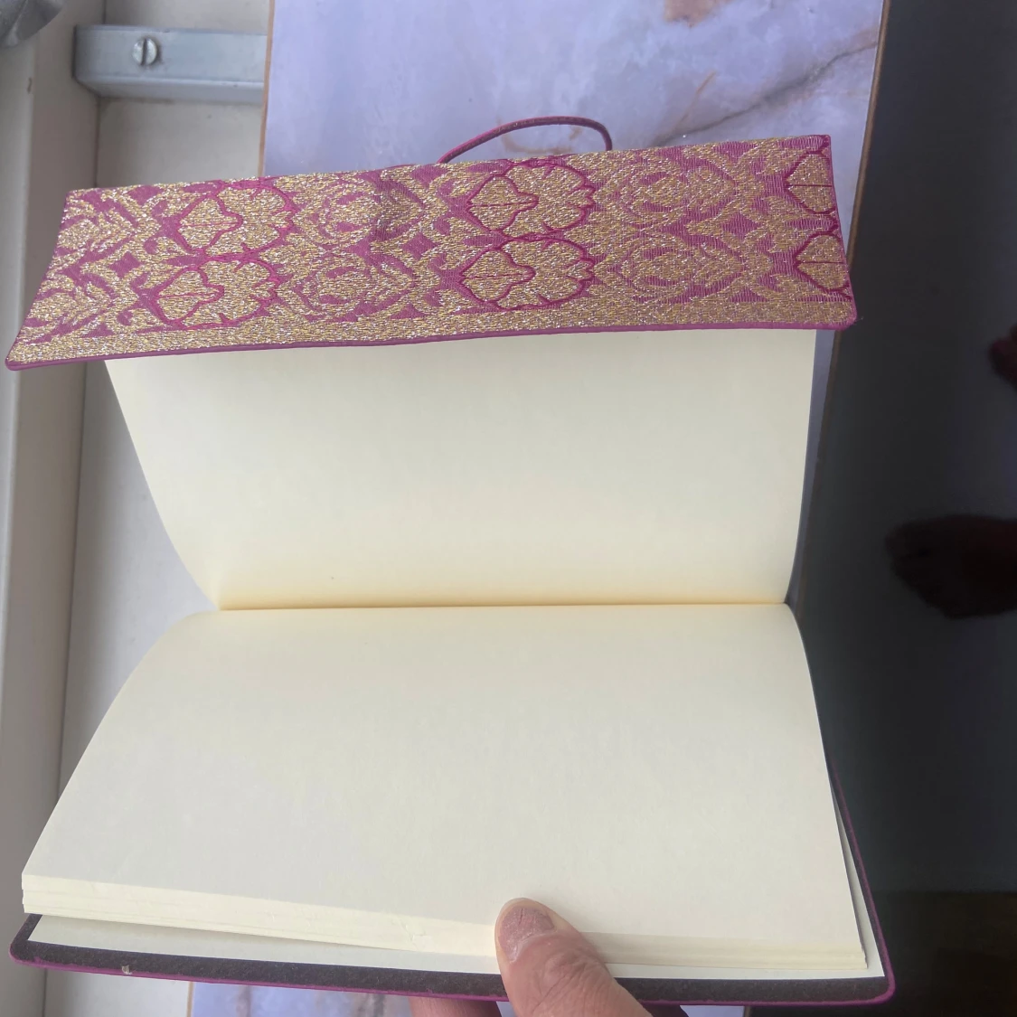 Rosa anteckningsbok med guldmönster - 1