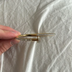 Armband - Armband i guldfärg med diamanter på armbandet är onesize