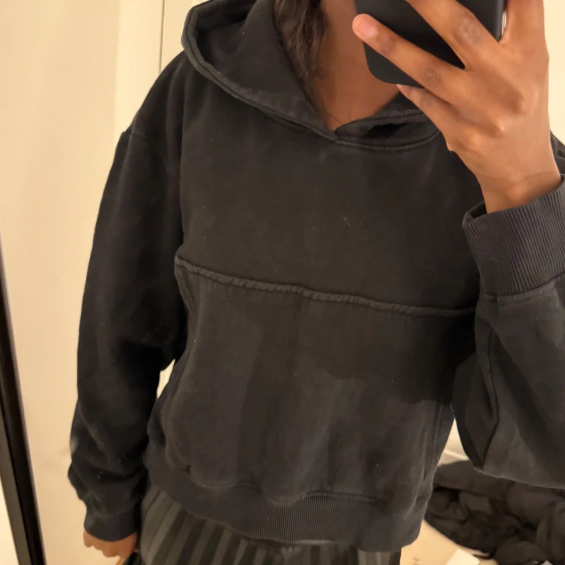 Svart hoodie med huva - 2