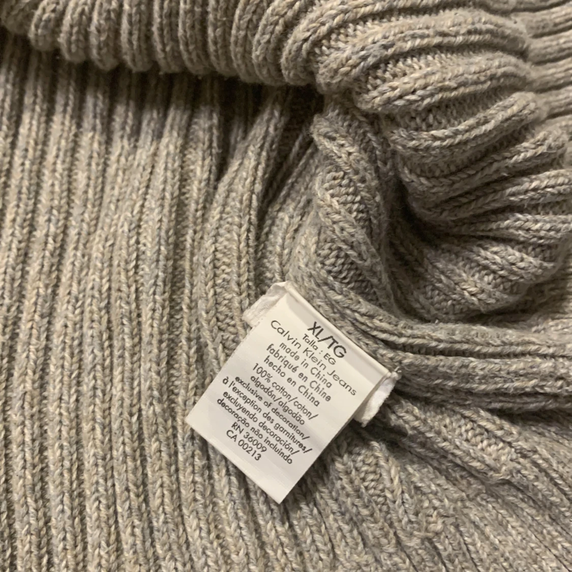 Beige tröja från Calvin Klein  - 4