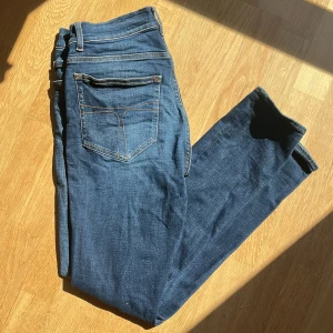 Tiger of sweden: Evolve - Tja! Säljer ett par schyssta tiger jeans i den eftertraktade modellen evolve. Skick 8.5/10 sjukt bra utan synliga defekter. Nypris ligger runt 1600 men säljs nu för 449! Hör av er vid minsta lilla fundering,’