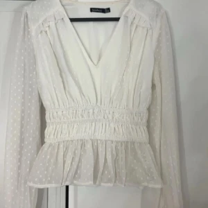 Vit blus med prickigt mönster från Boohoo - Supersöt vit blus från boohoo 🤍 Inga defekter! Passar perfekt till sommaren eller midsommar 