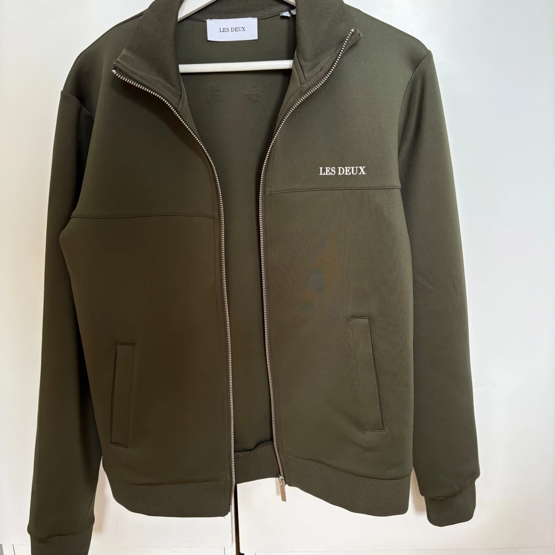 Olivgrön track jacket från Les Deux