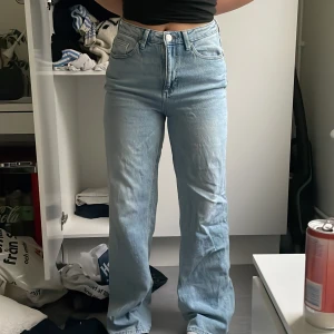 Ljusblå bootcut jeans från Vero Moda - Säljer ett par ljusblå jeans från Vero Moda med klassisk femficksdesign och bootcut passform. 