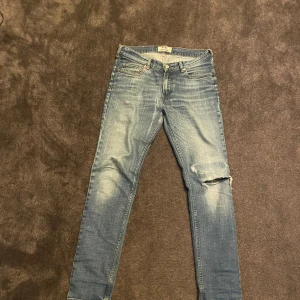 Acne Studio jeans - Säljer ett par klassiska blå jeans från Acne Studios. Byxorna har en slim passform och  modellen slitningar på benen för en trendig look. Är upp för förhandling. Ifall du har någon beundran, hesitera inte att fråga. 👍🏼