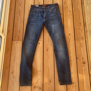 Jack and Jones jeans - Säljer ett par Jack and Jones jeans knappt använda, storlek W27 L30.  Bra skick nypris 400kr tveka inte att höra av dig! Skickar snabbt! 