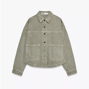 Grön overshirt från Zara - Säljer en grön overshirt från Zara med stora framfickor och knappar framtill. Jackan har klassisk krage och raka, långa ärmar. Perfekt för lager-på-lager och enkel att styla till olika outfits.