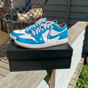 Nike Air Jordan 1 Low barcelona - Säljer ett par Nike Air Jordan 1 low barcelona, skorna är i bra ändvänt skick, storlek 44, nypris 2500kr, box ingår, skriv vid frågor😁