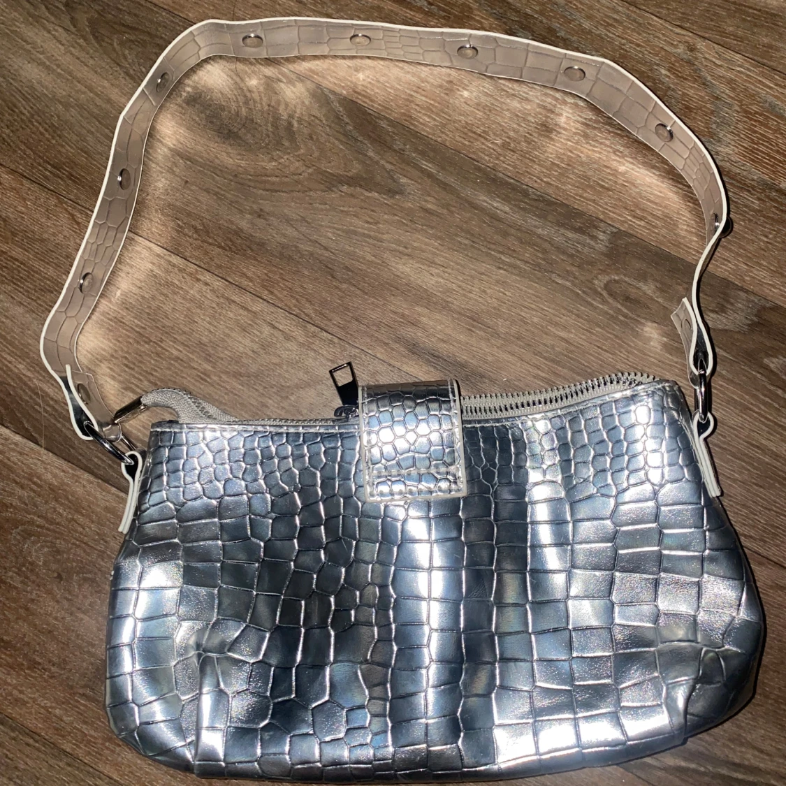 Silvrig axelväska med kedjedetalj - 2