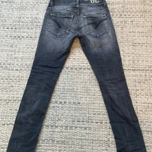 Dondup George - Säljer ett par gråa jeans från Dondup, modell George med några små slitningar. Bra skick storlek 29. Skriv vid frågor