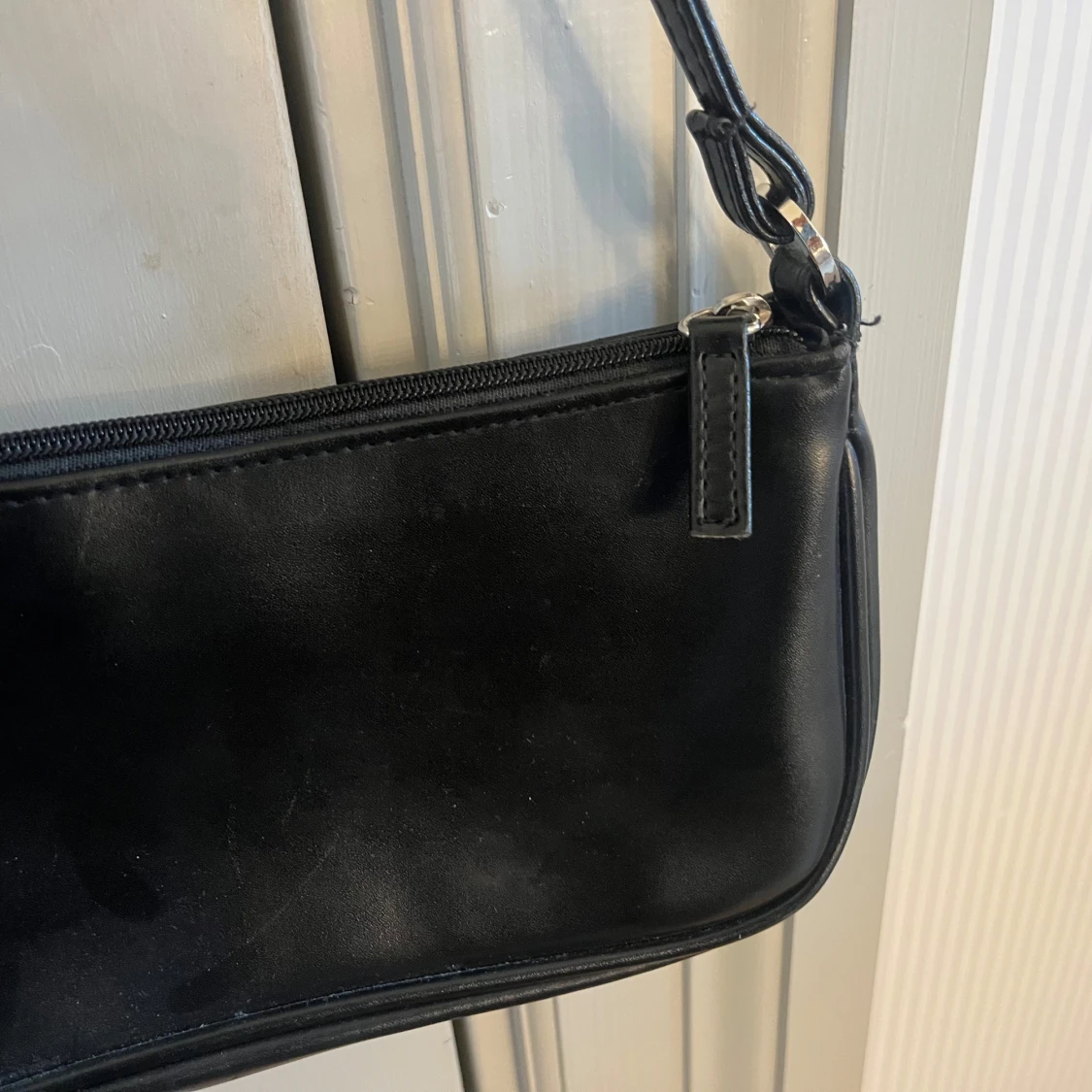 Svart axelväska  - 1
