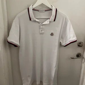 Vit pikétröja från Moncler - Säljer en jätte snygg Piké från Moncler. Varför jag säljer den är för att den helt enkelt inte passar mig och skicket är sprillans nytt.