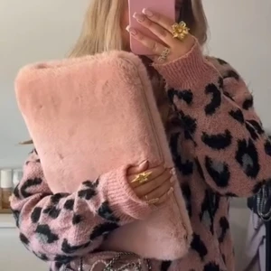 Datorfodral - Superfint rosa datorfodral i fluffigt material!💕