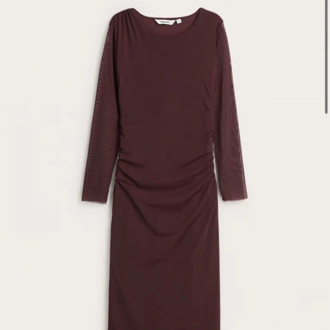 Vinröd långklänning med rynkade detaljer - 1