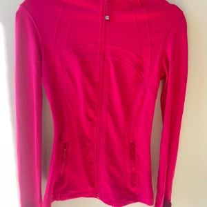 Lululemon Define Jacket - Säljer denna ur snygga define jacket från Lululemon. Den är i modellen Nulu och färgen Raspberry Coulis 💓💓 Storleken är 2, hör av dig om du har någon fundering 🥰