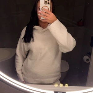 Vit skickad hoddie  - Vit stickad hoddie från bikbok, riktigt skön att ha på sig och sparsamt använd🌼