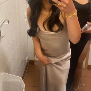 Champagnefärgad långklänning i satin - Säljer en jättefin champagnefärgad långklänning i satin. Perfekt till speciella stunder. Skriv för privat för mer bilder💕