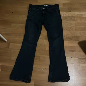 mörkblå bootcut jeans från Gina - Säljer ett par mörkblå(ser jättemörka ut men typiska downtown girl jeansfärg)bootcut jeans från Gina tricot. Jag älskade verkligen den här färgen men inte min stil längre. Jag är 174 och jeans passar bra i längden. Har bara använt typ 3 gånger, därför som jag säljer.
