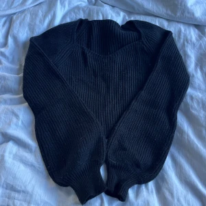 Svart stickad tröja  - Säljer en svart stickad tröja från cider .