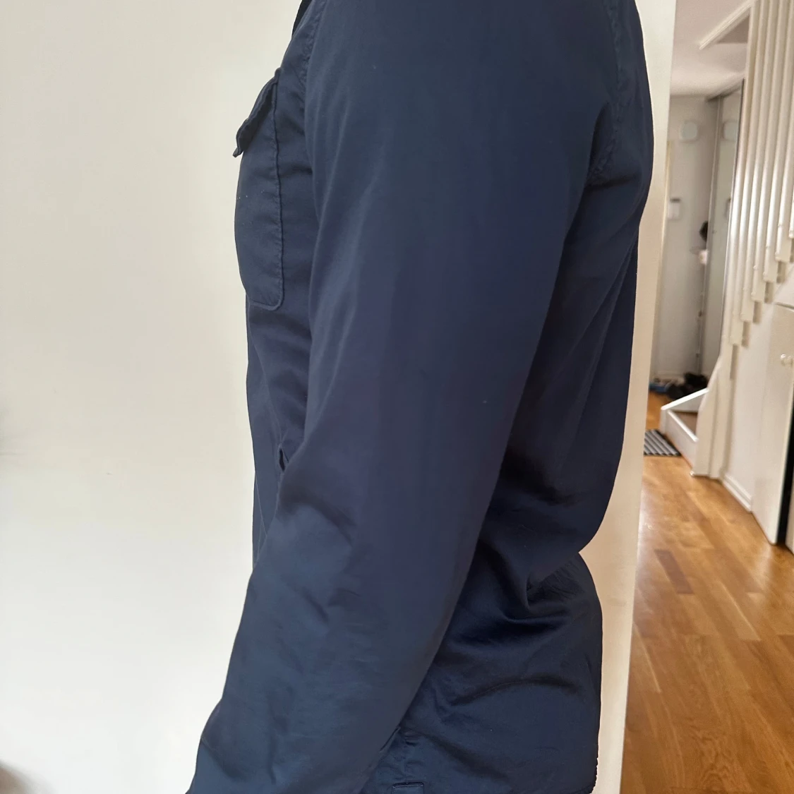 Mörkblå skjorta med bröstfickor - 2