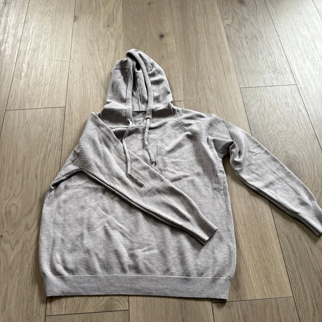 Ljusgrå hoodie i mjukt material - 1