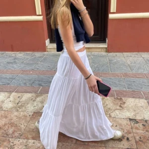 Långkjol vit - Såå söt basic långkjol, som passar till de mesta! Den är i bra skick, har används några fåtal gånger. Storlek 152 passar en xxs (kjolen är stretchig i midjan) Första bilden är lånad och är på en liknade kjol, andra är från mangos hemsida☺️