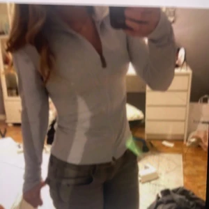 Träningströja från Nelly - Säljer en ljus blå träningströja från Nelly i storlek S. Tröjan har dragkedja framtill, och är figurnära i modellen. Perfekt för en avslappnad stil och enkel att matcha med jeans eller leggings.💕