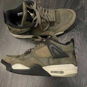 Jordan 4 olive🫒 - Säljer ett par Nike Air Jordans i olivgrönt med svarta och beige detaljer. Skorna har snörning, rund tå och platt sula. Ovandelen är i en mix av mocka och syntetmaterial, vilket ger en cool och unik look. Skriv till mig vid minsta lilla fundering✨