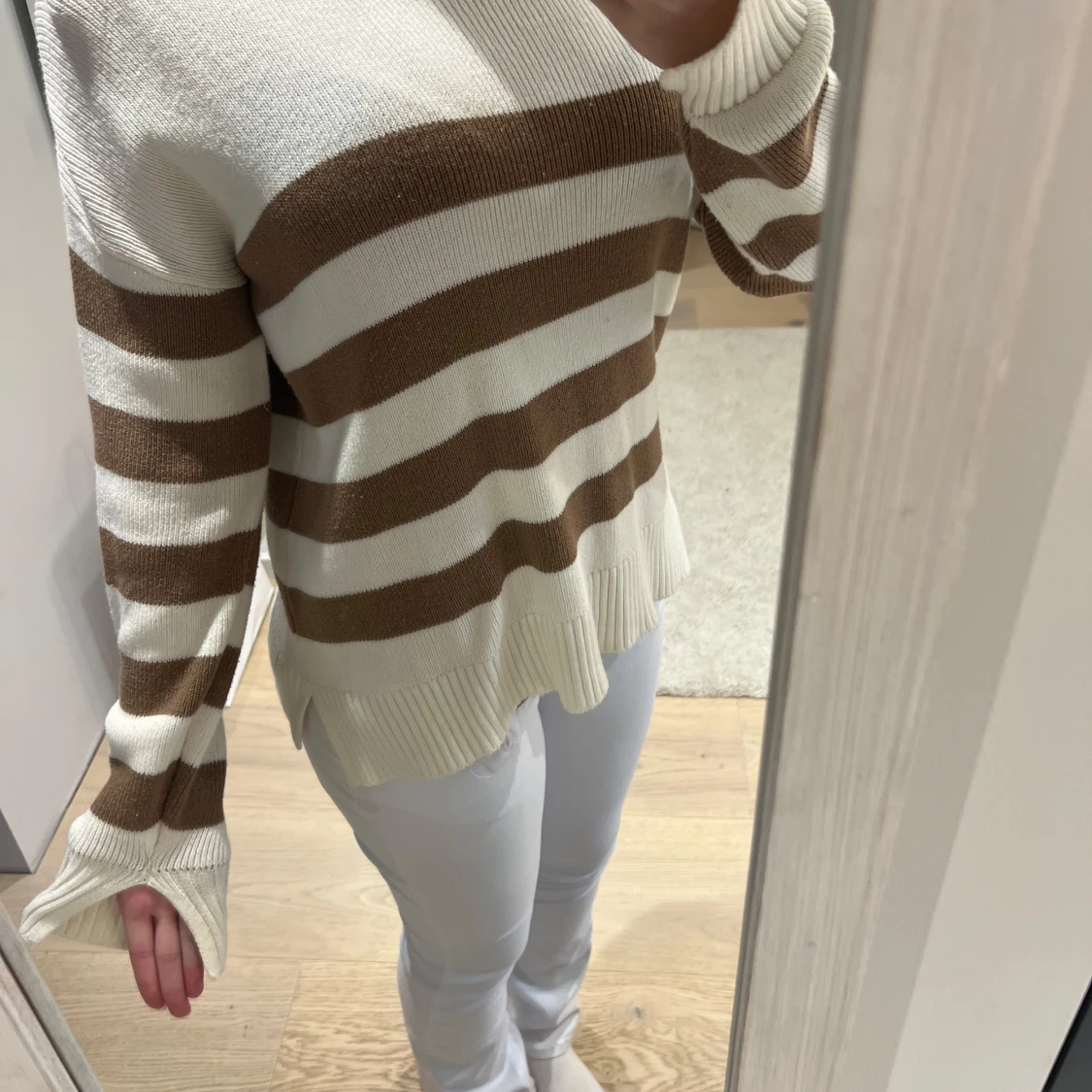 Randig stickad tröja i beige och vitt - 3