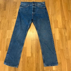 Blå jeans från Weekday Space - Säljer ett par klassiska blå jeans från Weekday, modell Space relaxed straight. Jeansen har normal passform med raka ben och traditionell femficksdesign. Perfekta för dig som gillar en avslappnad stil.