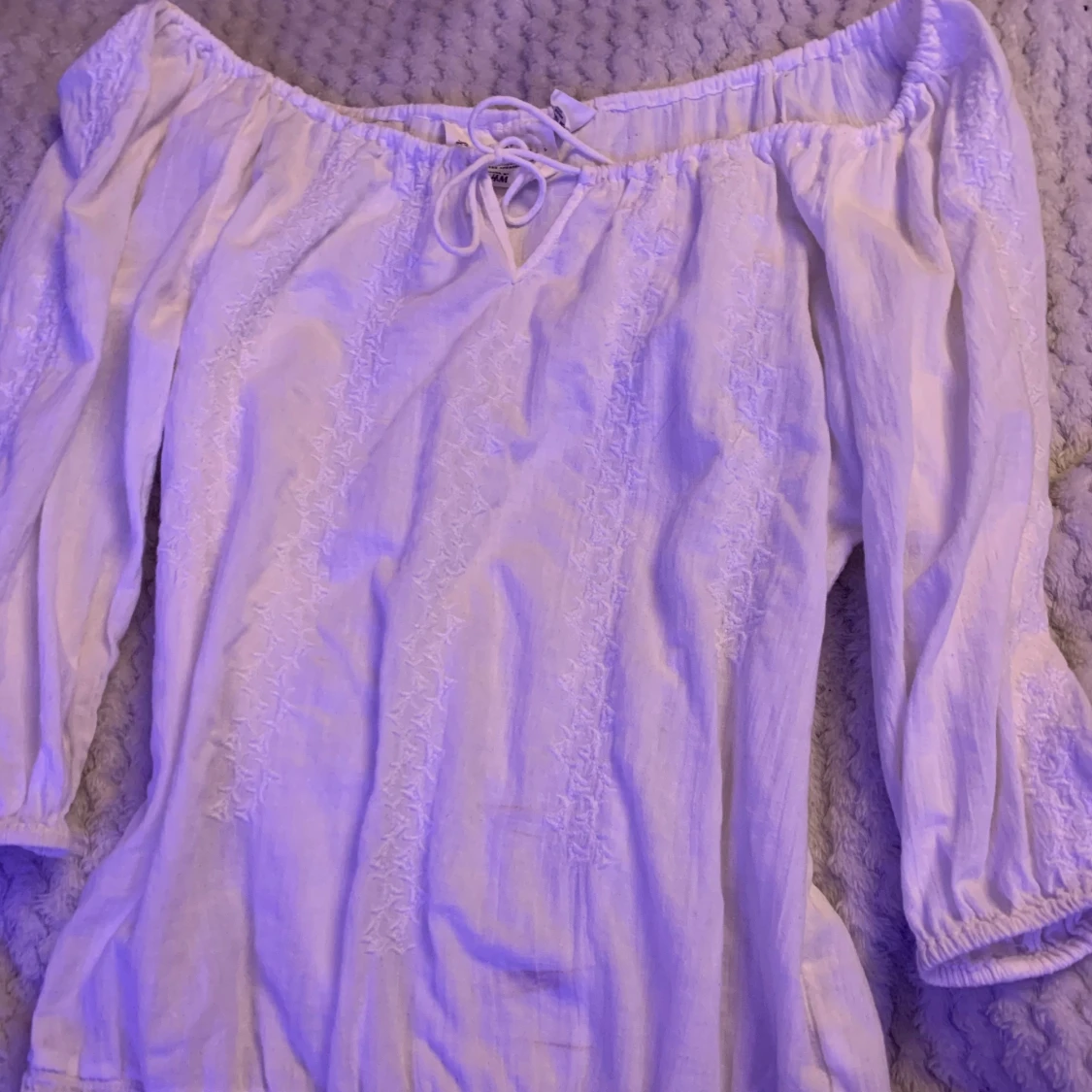 Vit offshoulder blus med knyt från L.O.G.G. H&M