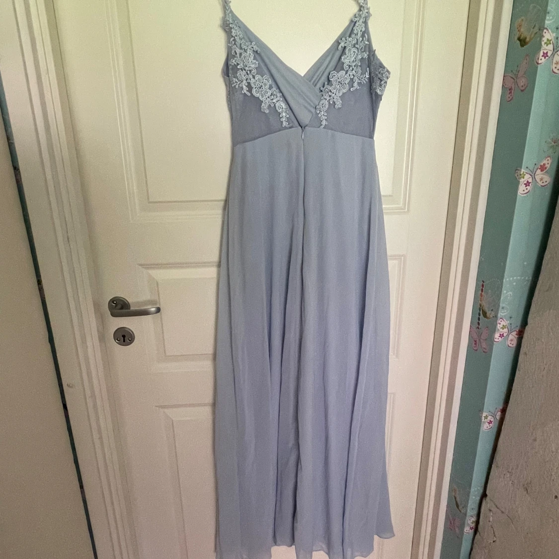 Ljusblå långklänning med spets från Bubbleroom - 1