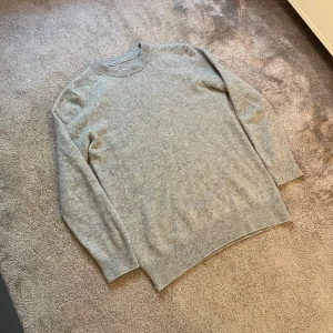 Grå stickad tröja - Grå merinoulltröja från garde grish. Endast använd ett fåtal gånger. Inga defekter!